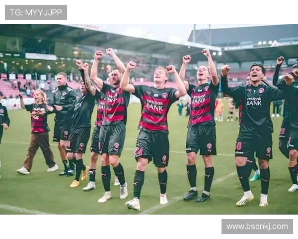 丹麦球迷创作滚旗歌，激发全场热情提升赛事氛围