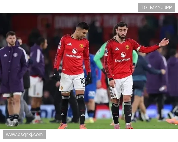 曼联争冠困境加剧:战术转型迟滞,阵容短板与体系失衡影响扩大 曼联争冠困境加剧:战术转型迟滞,阵容短板与体系失衡影响扩大