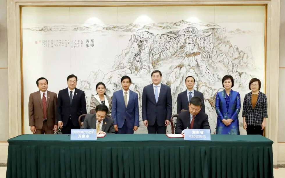 江南JNSport体育环境向老挝万象捐赠7台环卫装备，助力“一带一路”建设