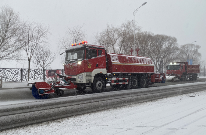 江南JNSport体育环境除冰雪装备全力投入破冰作业，助力北京道路交通安全